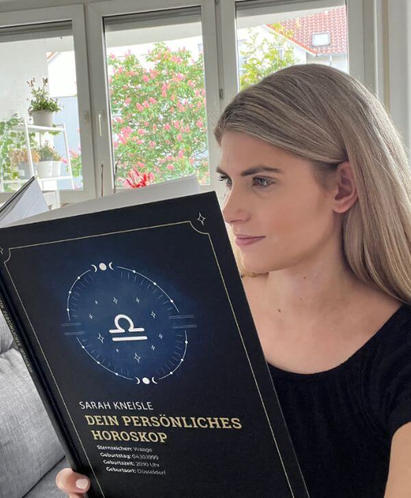 Junge Frau liest persönliches Geburtshoroskop