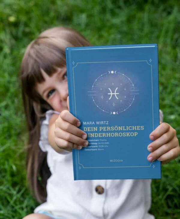 Lächelndes Kind präsentiert Kinderhoroskop