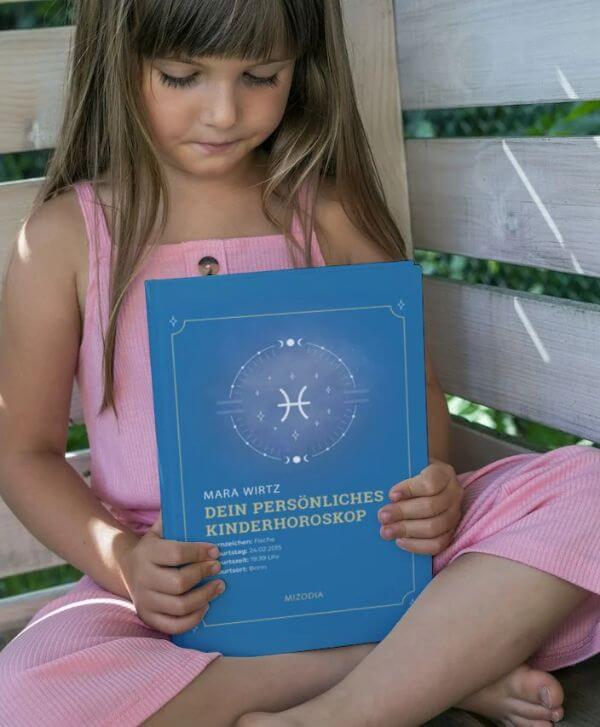 Mädchen hält ihr Kinderhoroskop in den Händen