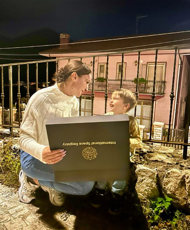 Mama und Sohn mit Galaxieregister Geschenkbox