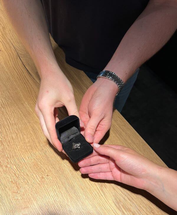 Mann übergibt Meteoritenstein als Geschenk an seine Frau