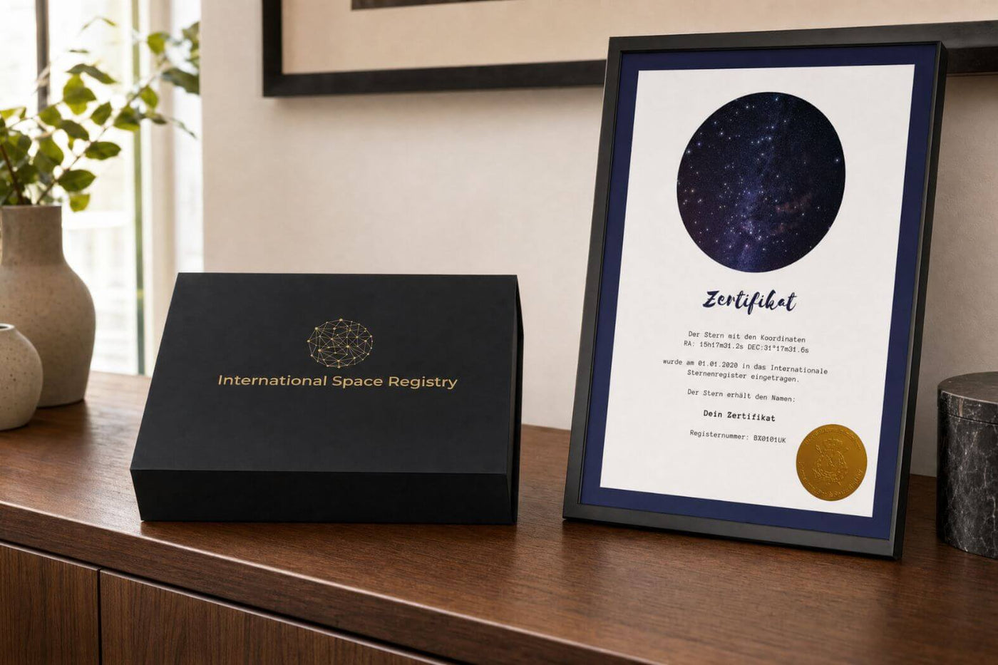Galaxieregister Zertifikat und geschlossene Geschenkbox als persönliches Geschenk zum Jahrestag