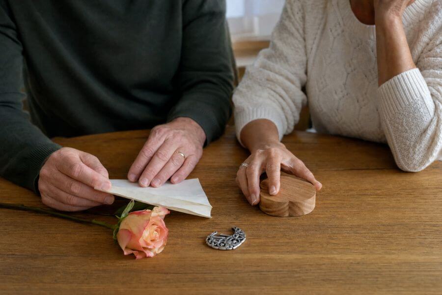 Papier, Holz, Rose und Silber als Symbole verschiedener Hochzeitstage
