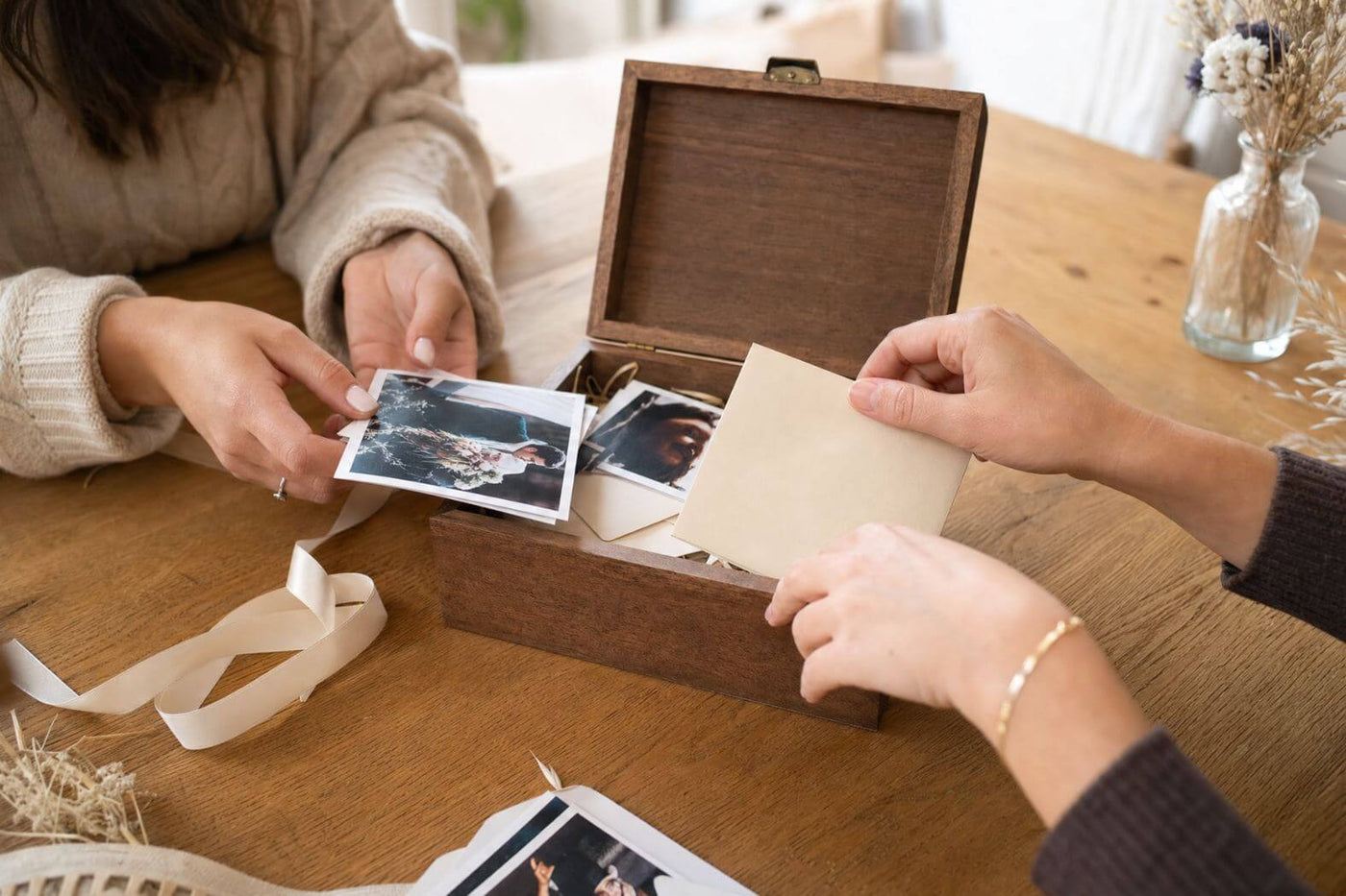 Freunde füllen eine Zeitkapsel mit Fotos und Briefen für ein Brautpaar