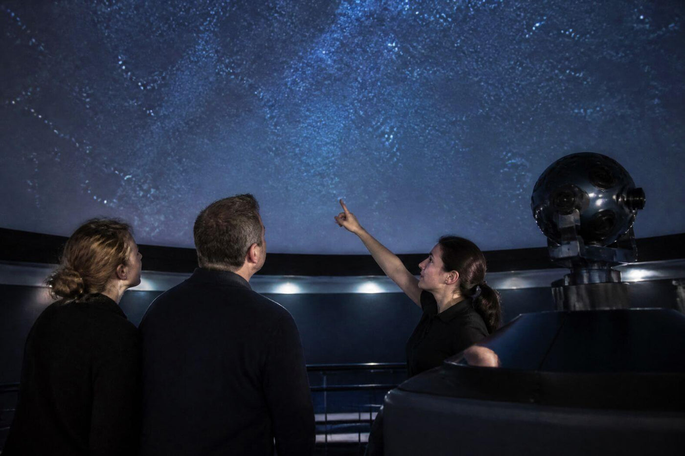 Besucher lernen bei einer Sternpatenschaft den Sternenhimmel im Planetarium kennen